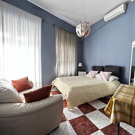 Santa Isabel Low Cost Rooms In Private House セビリア エクステリア 写真