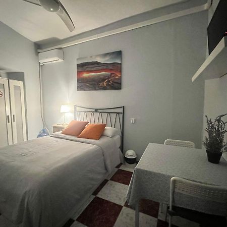 Santa Isabel Low Cost Rooms In Private House セビリア エクステリア 写真