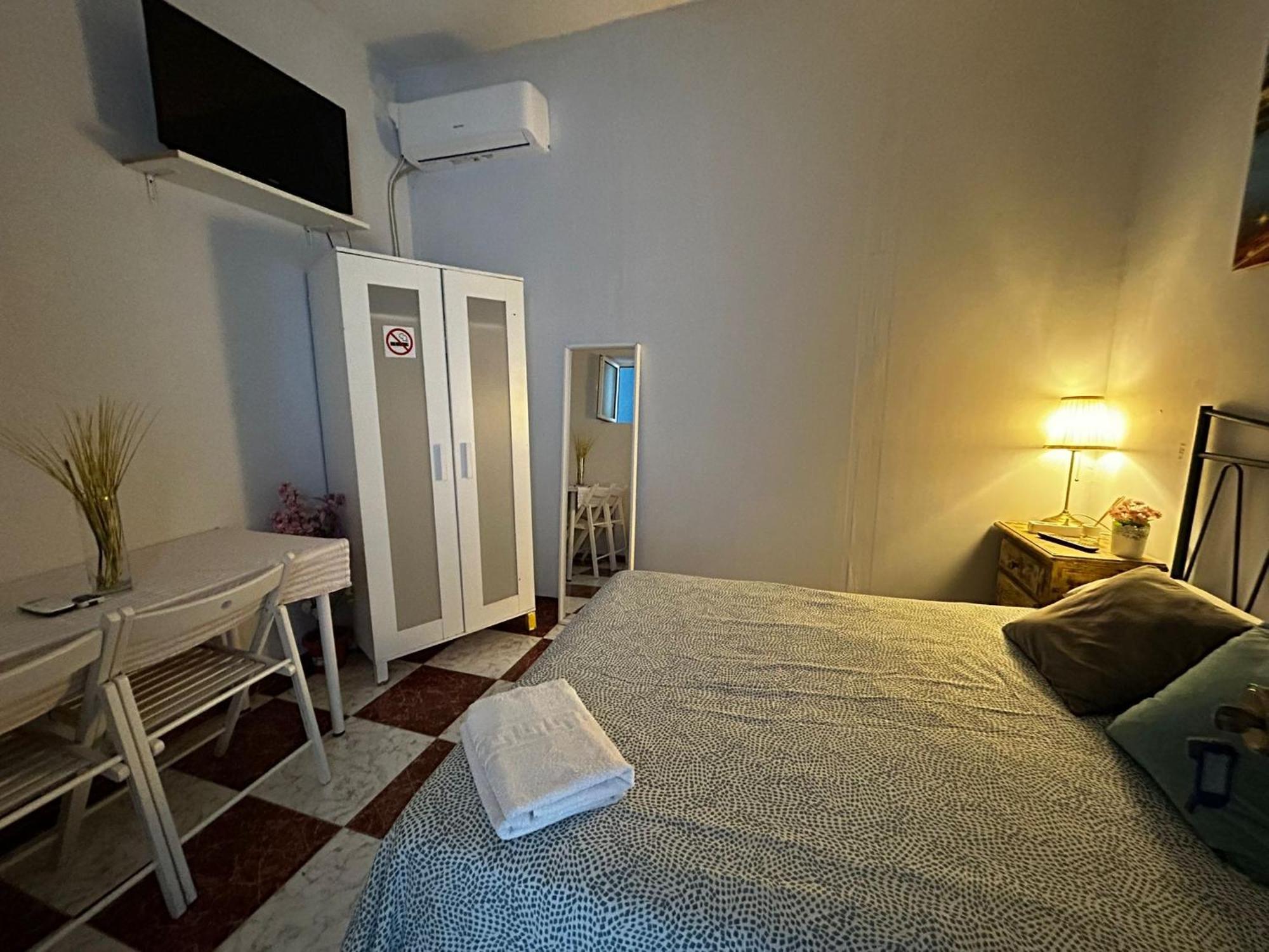 Santa Isabel Low Cost Rooms In Private House セビリア エクステリア 写真