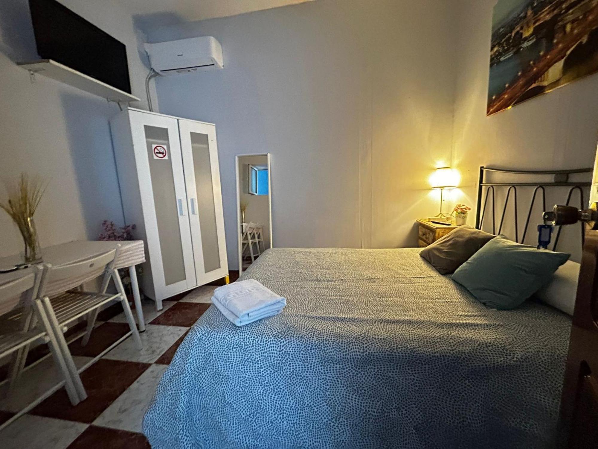 Santa Isabel Low Cost Rooms In Private House セビリア エクステリア 写真