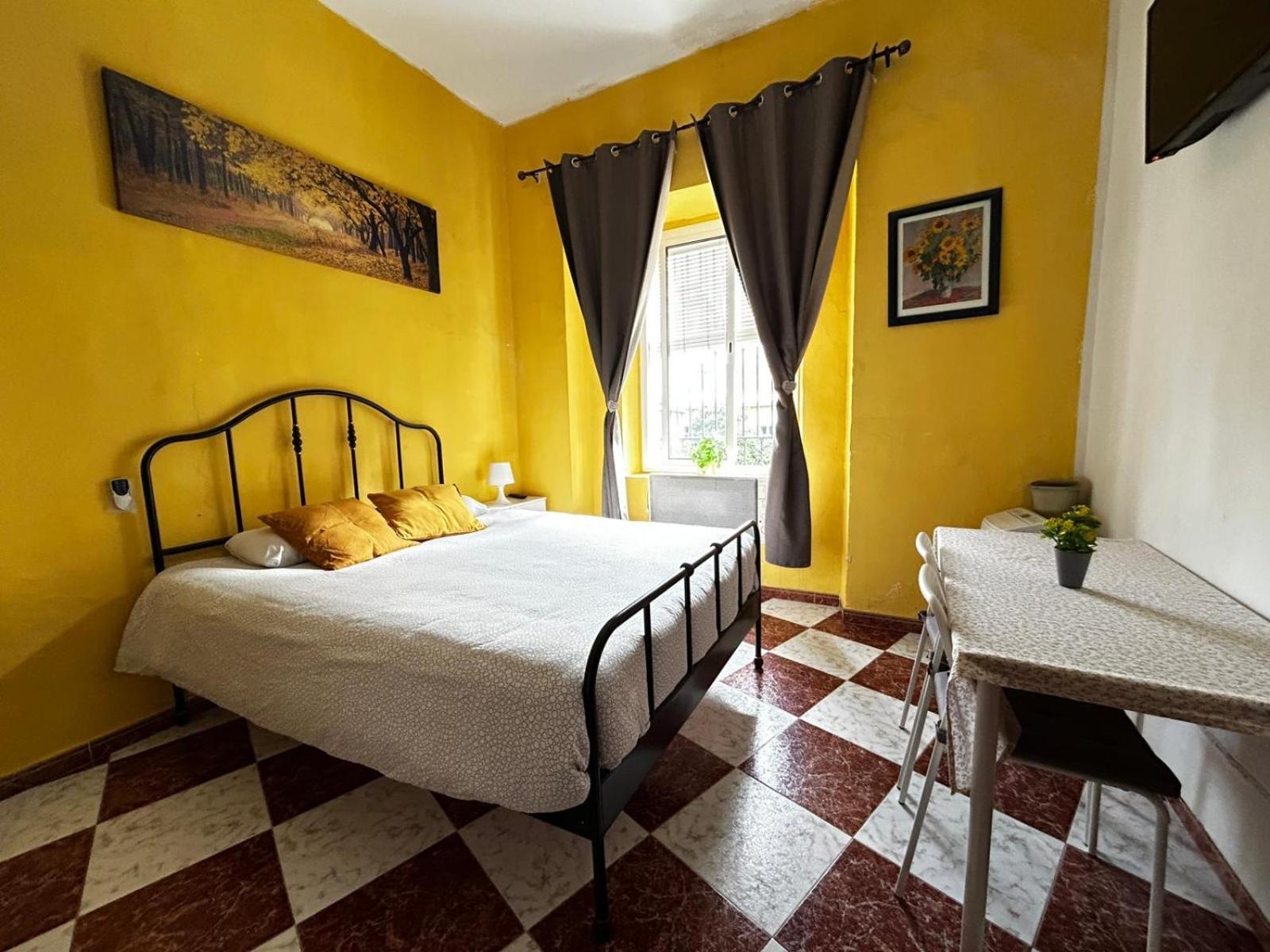 Santa Isabel Low Cost Rooms In Private House セビリア エクステリア 写真