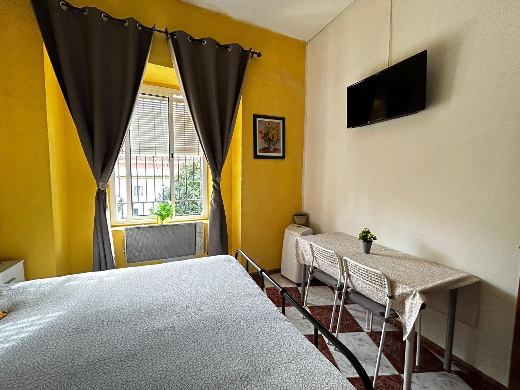 Santa Isabel Low Cost Rooms In Private House セビリア 部屋 写真