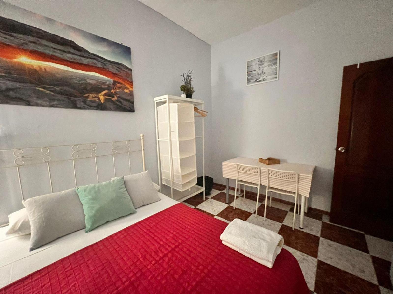 Santa Isabel Low Cost Rooms In Private House セビリア エクステリア 写真