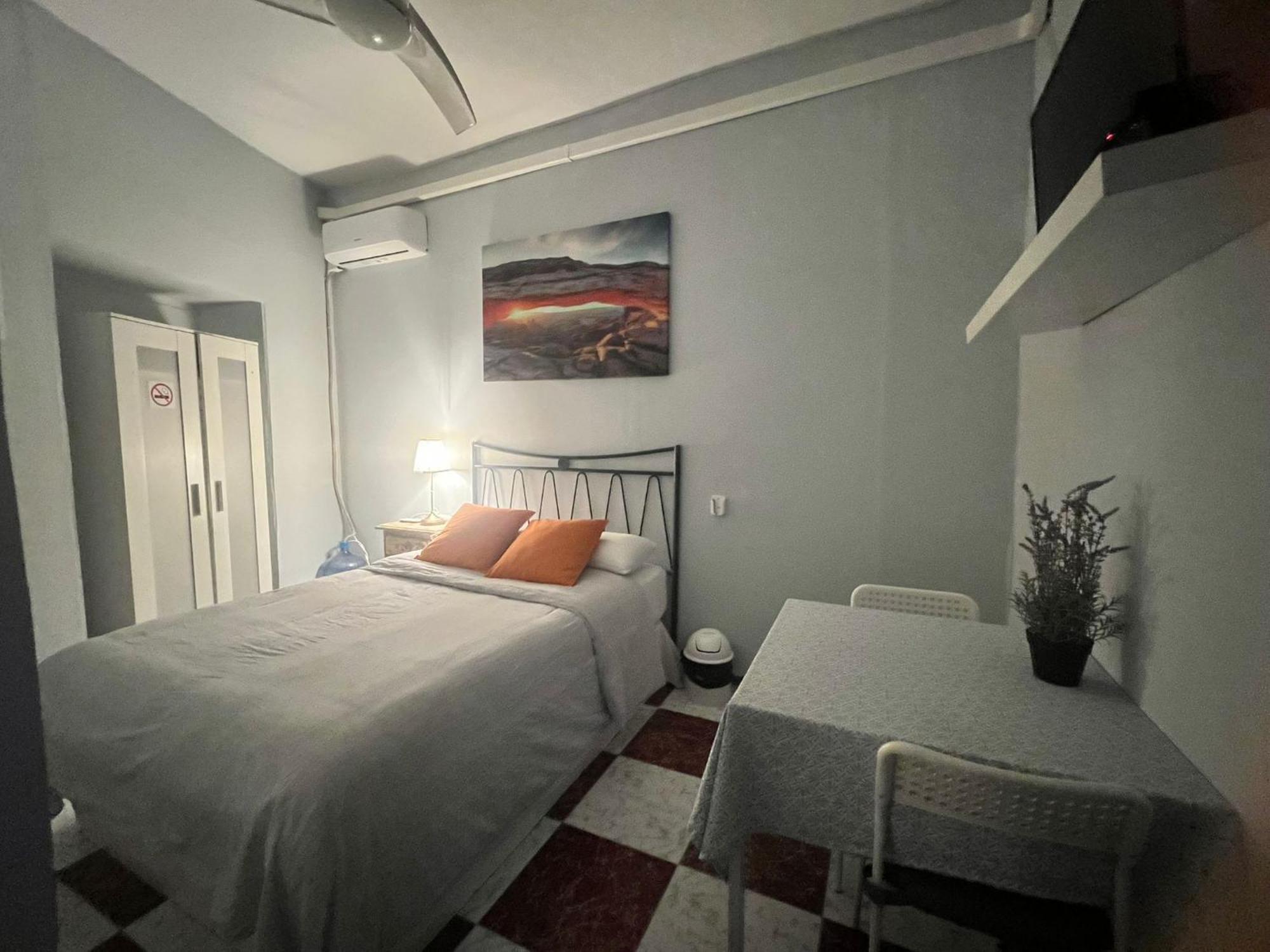 Santa Isabel Low Cost Rooms In Private House セビリア エクステリア 写真